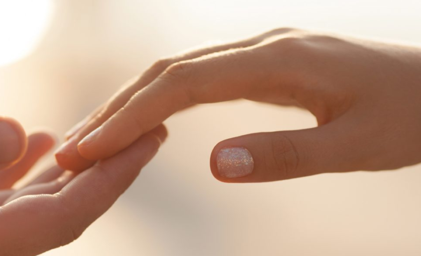 il contatto delle mani stimola la necessità di contatto con il corpo